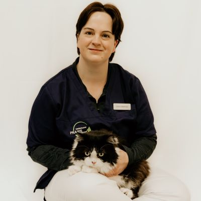 Tiermedizinische Fachangestellte seit 2012
Zertifizierte Praxismanagerin/Apo-
thekenverwaltung und Bestellwesen
Ernährungsberaterin für Hund + Katze
In unserer Praxis seit 2015